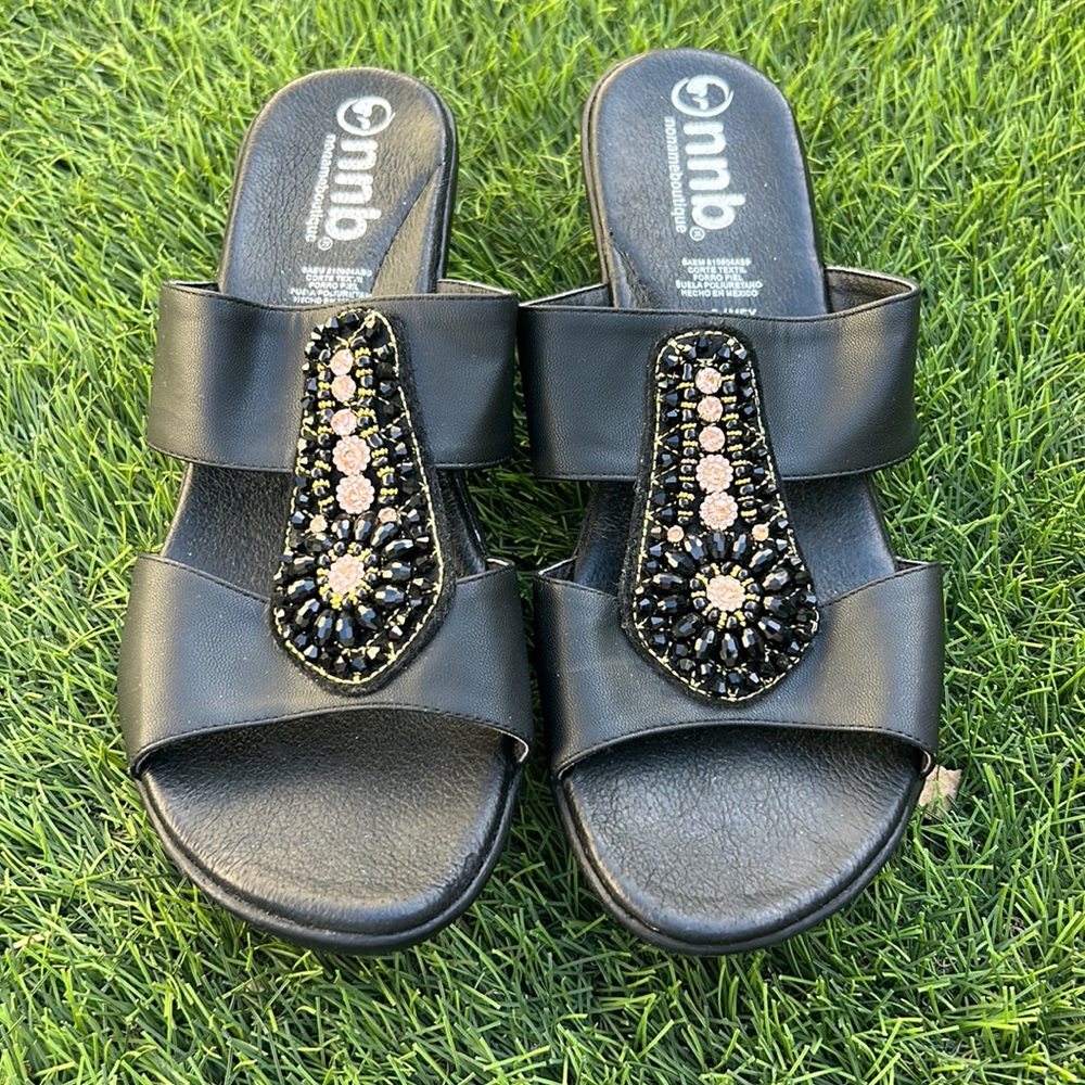 Low wedge slide with beautiful beading